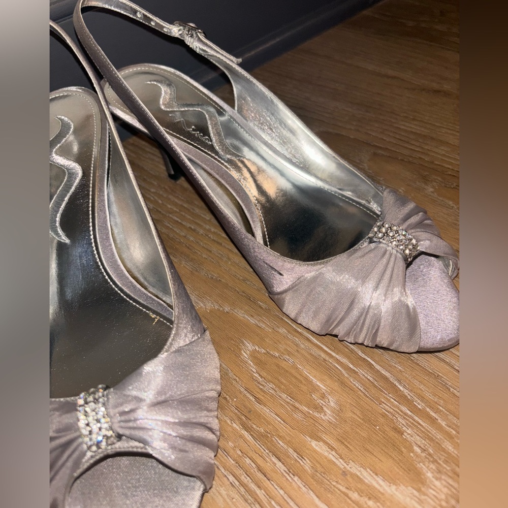 Silver Heels - Picture 4 of 5